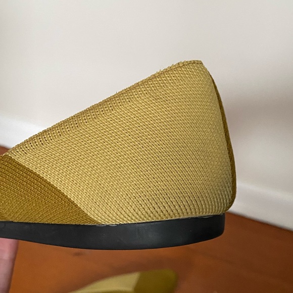 Vivaia Green Valencia Pointed-Toe V-Cut Flats - Picture 6 of 10